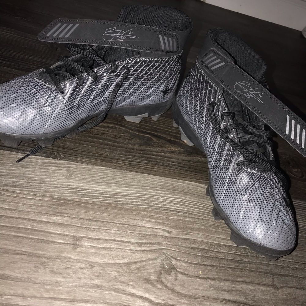 UNDERARMOUR football cleats